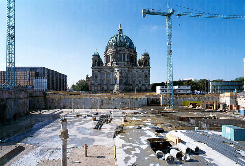 © Helmut Kloth: Bodenplatte - Domaquaree Berlin