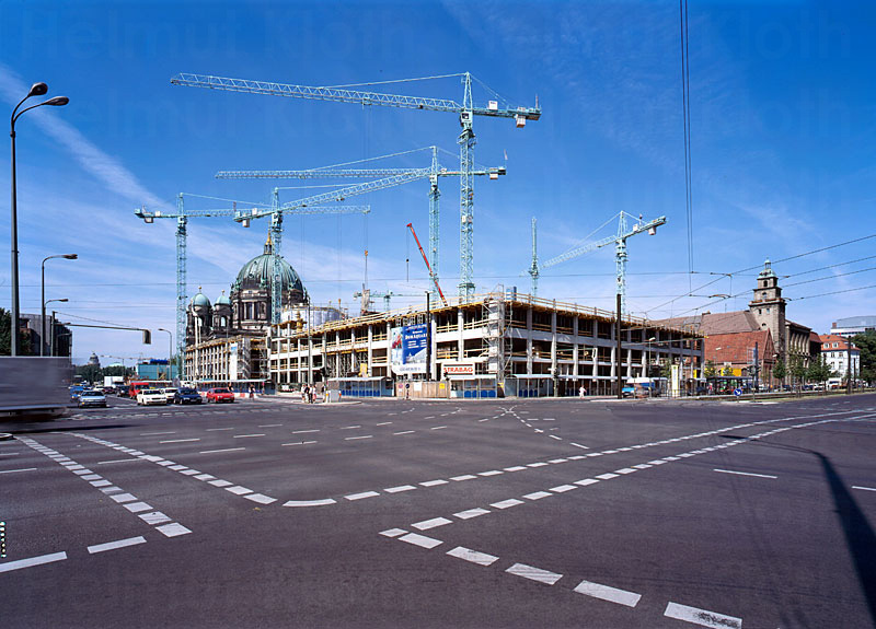 © Helmut Kloth: Aufbau - Domaquaree Berlin